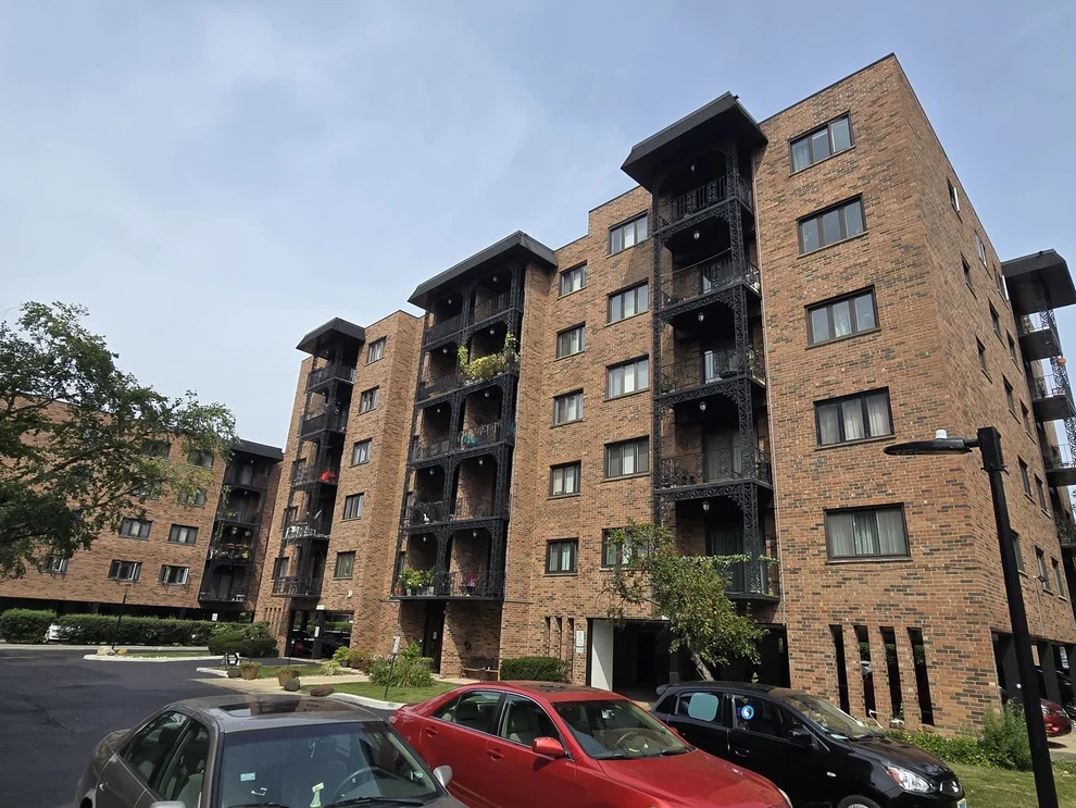 Unit for sale at 9332 Landings Lane, Des Plaines, IL 60016