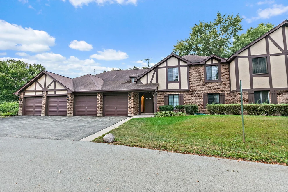 Unit for sale at 1624 Salisbury Court, Wheaton, IL 60189