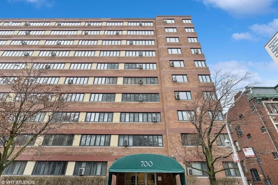 Unit for sale at 700 W Bittersweet Place, Chicago, IL 60613