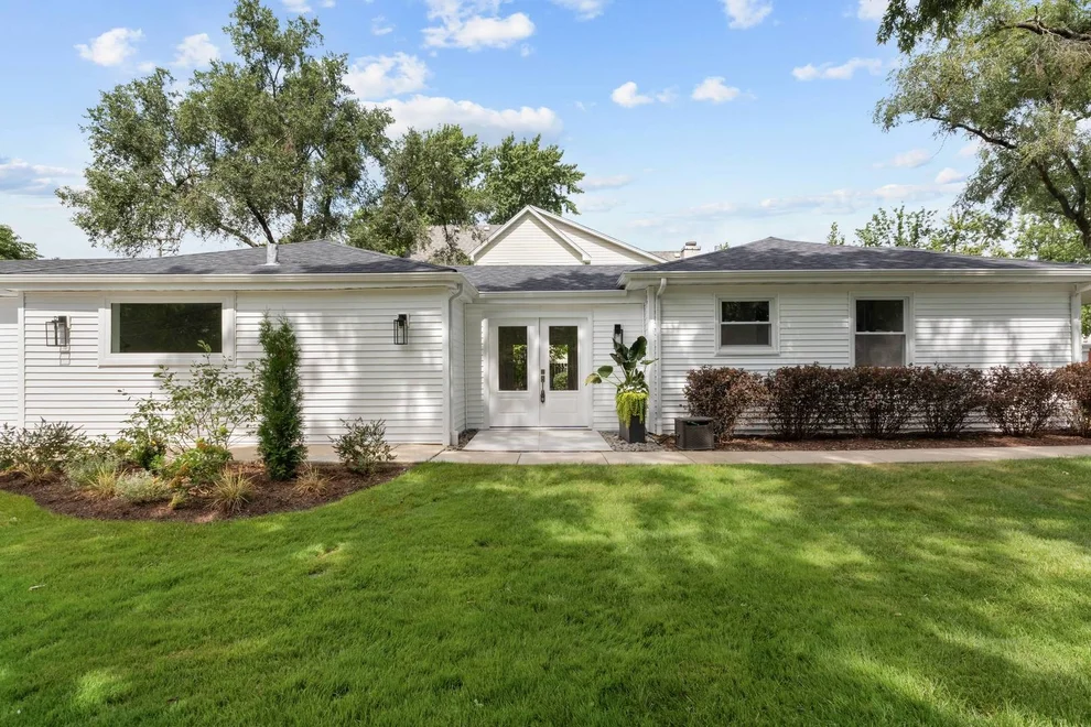 Unit for sale at 132 Mohawk Drive, Clarendon Hills, IL 60514