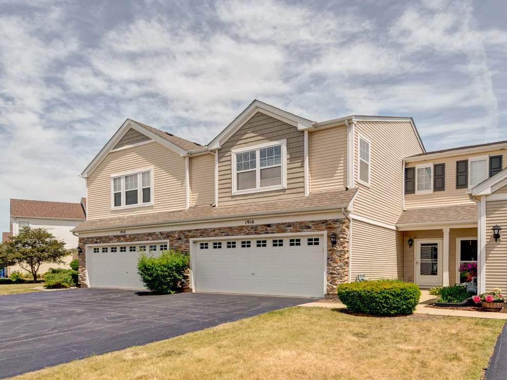 Unit for sale at 1916 Cobblestone Drive, Carpentersville, IL 60110
