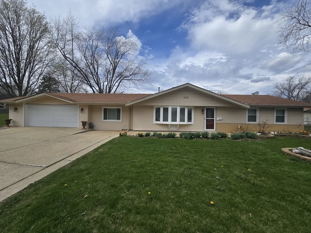 Unit for sale at 1832 W Weathersfield Way, Schaumburg, IL 60193