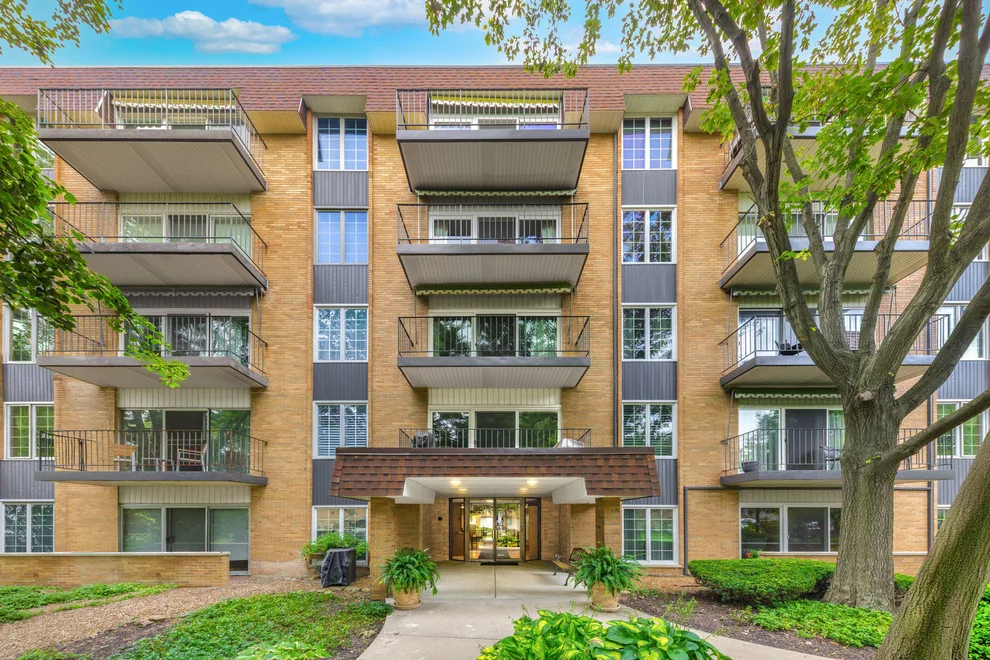 Unit for sale at 445 N Park Boulevard, Glen Ellyn, IL 60137