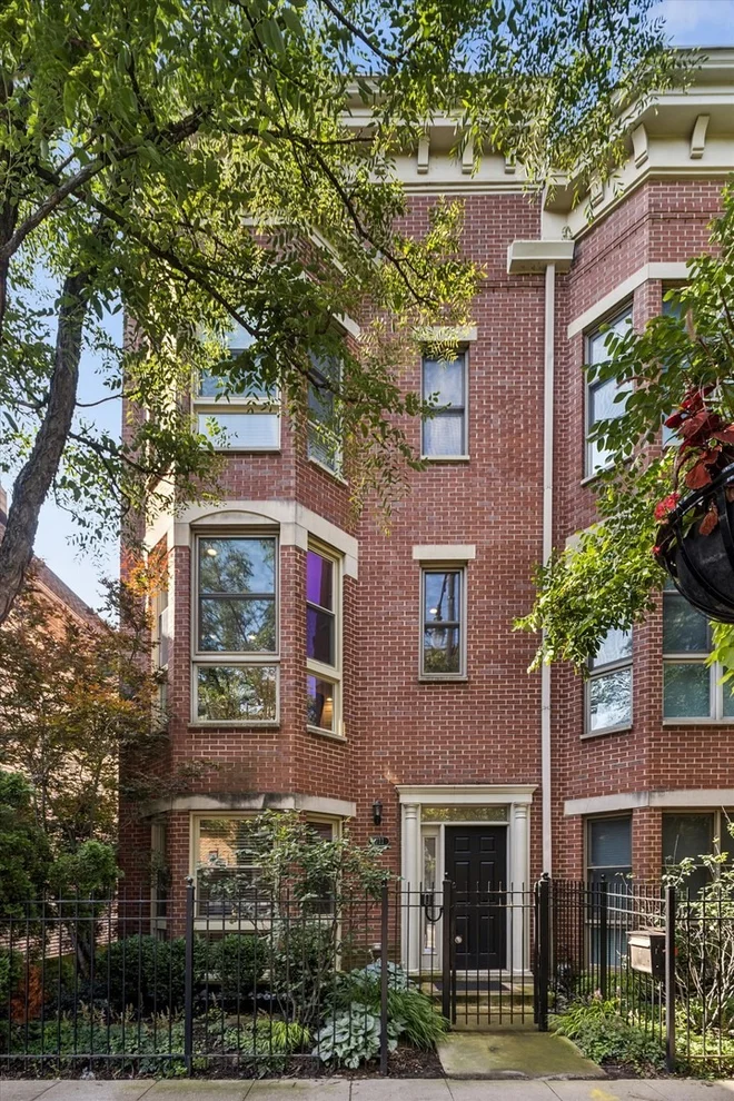 Unit for sale at 1711 W Belmont Avenue, Chicago, IL 60657