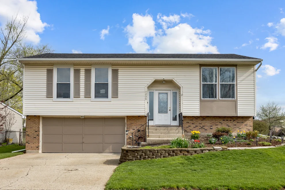 Unit for sale at 1236 Corley Drive, Elgin, IL 60120