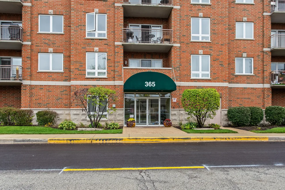Unit for sale at 365 Graceland Avenue, Des Plaines, IL 60016