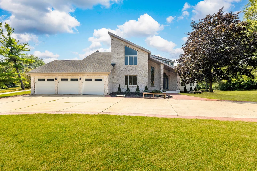 Unit for sale at 8920 Royal Drive, Burr Ridge, IL 60527