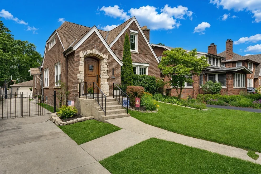 Unit for sale at 166 Akenside Road, Riverside, IL 60546