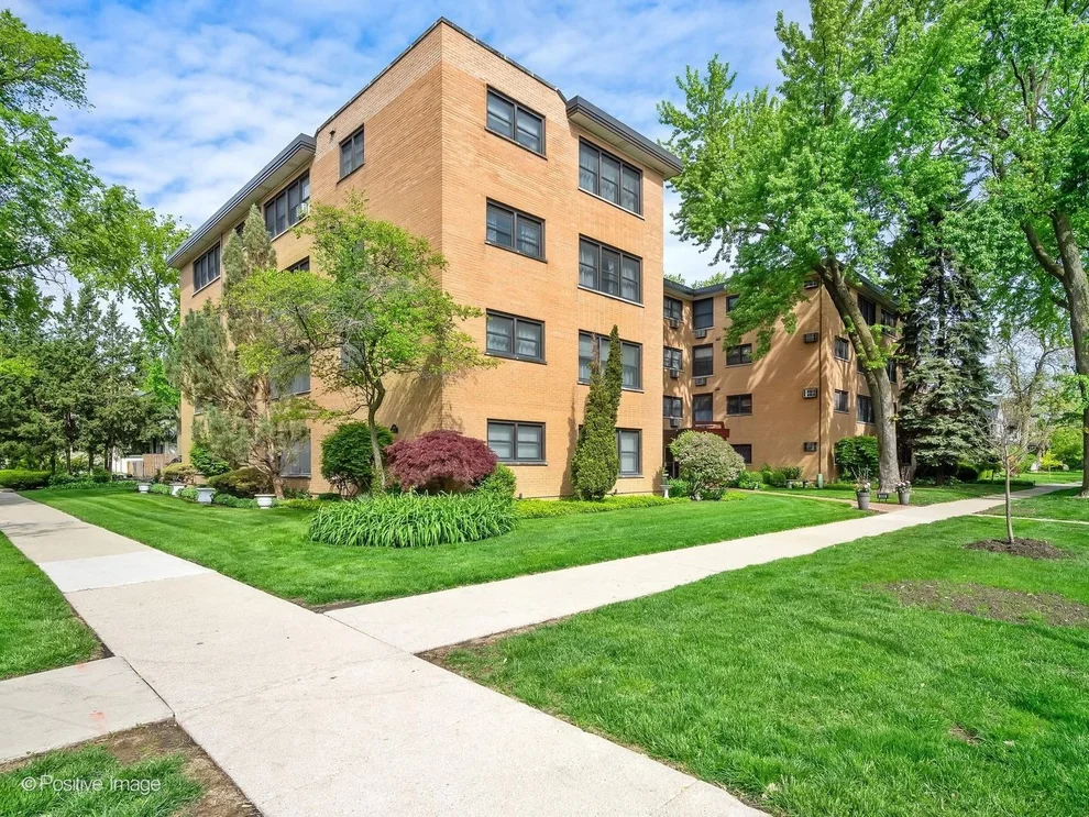 Unit for sale at 500 Washington Boulevard, Oak Park, IL 60302