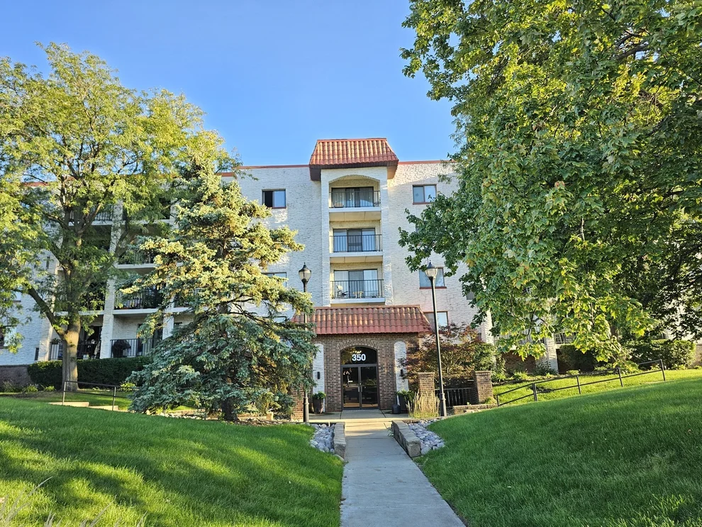Unit for sale at 350 Plum Creek Drive, Wheeling, IL 60090