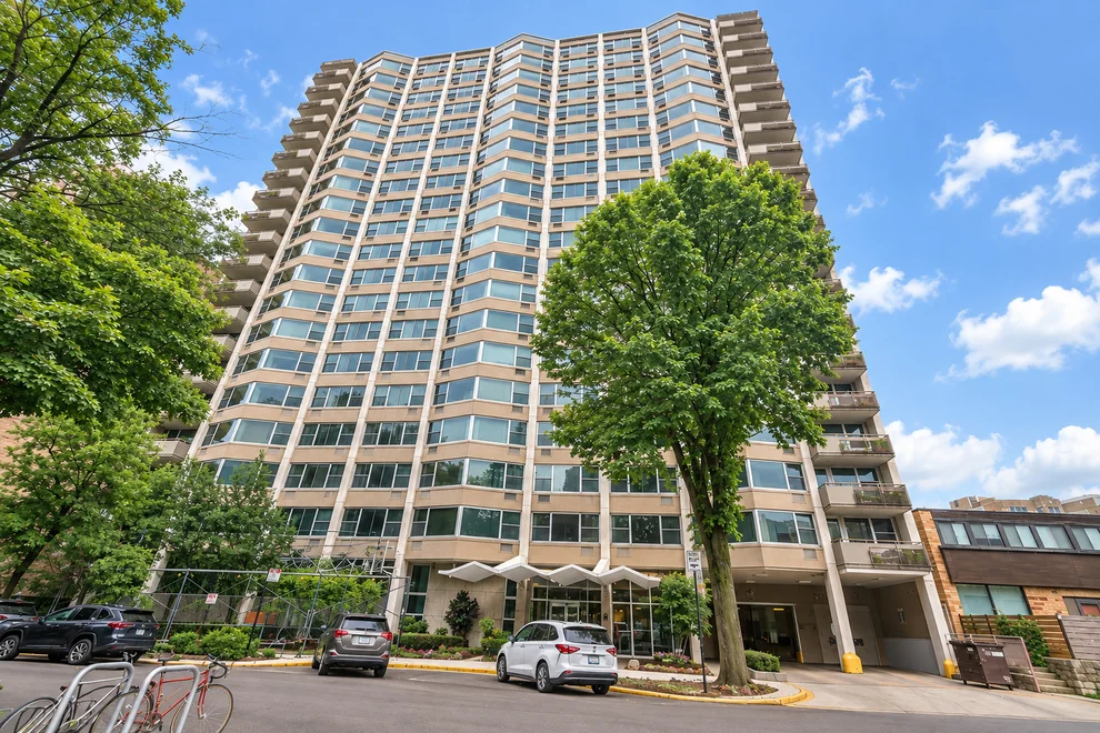 Unit for sale at 555 W Cornelia Avenue, Chicago, IL 60657
