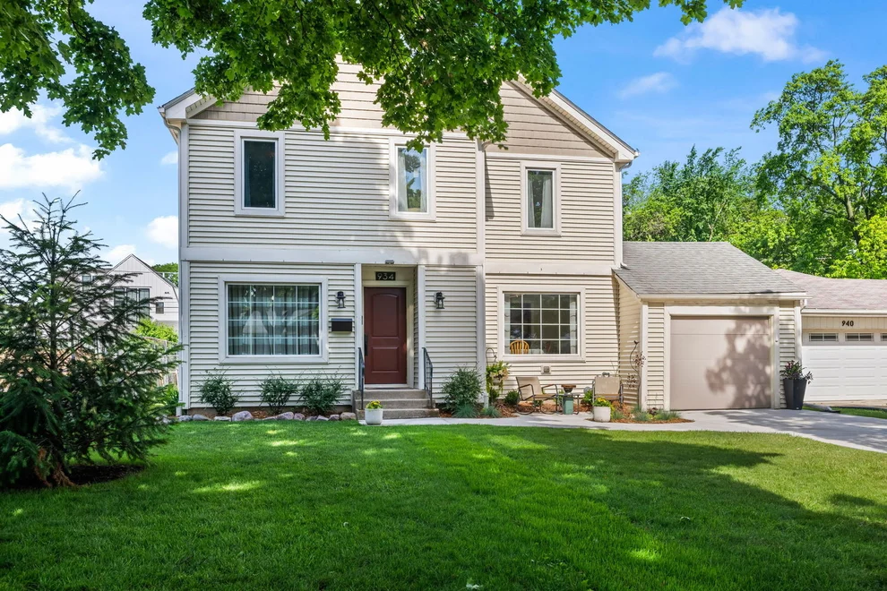 Unit for sale at 934 N Vail Avenue, Arlington Heights, IL 60004