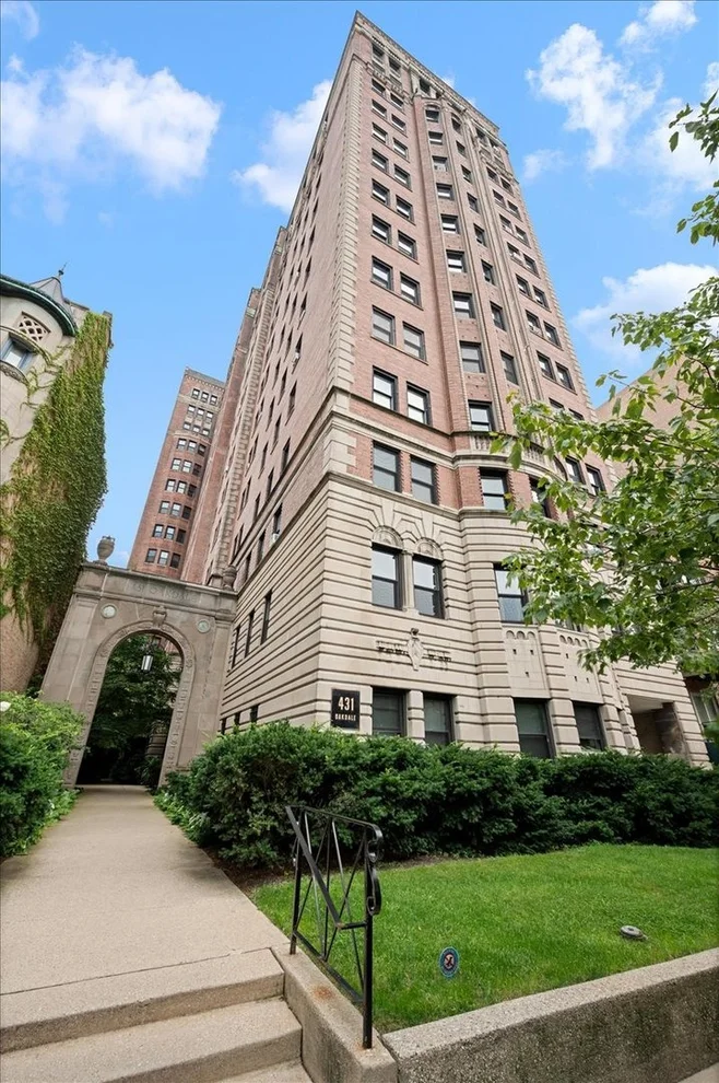 Unit for sale at 431 W Oakdale Avenue, Chicago, IL 60657