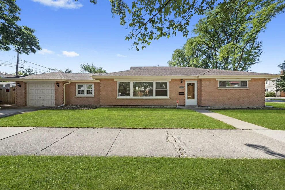 Unit for sale at 1621 S Crescent Avenue, Park Ridge, IL 60068