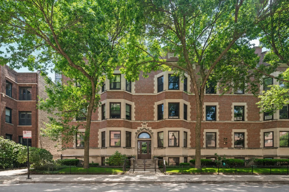 Unit for sale at 707 W Bittersweet Place, Chicago, IL 60613