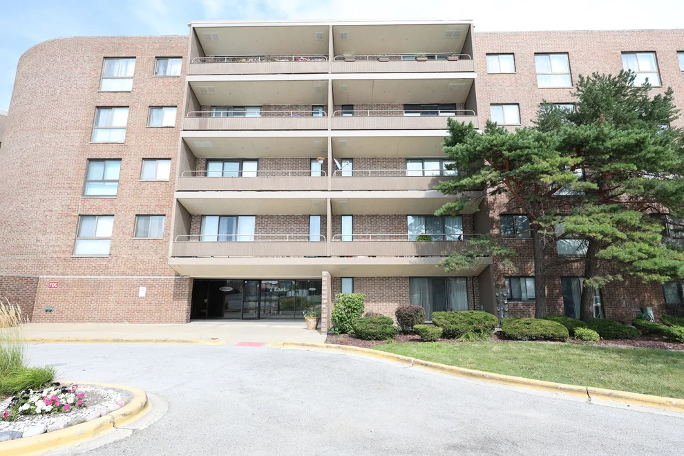 Unit for sale at 7 E CARRIAGEWAY Drive, Hazel Crest, IL 60429