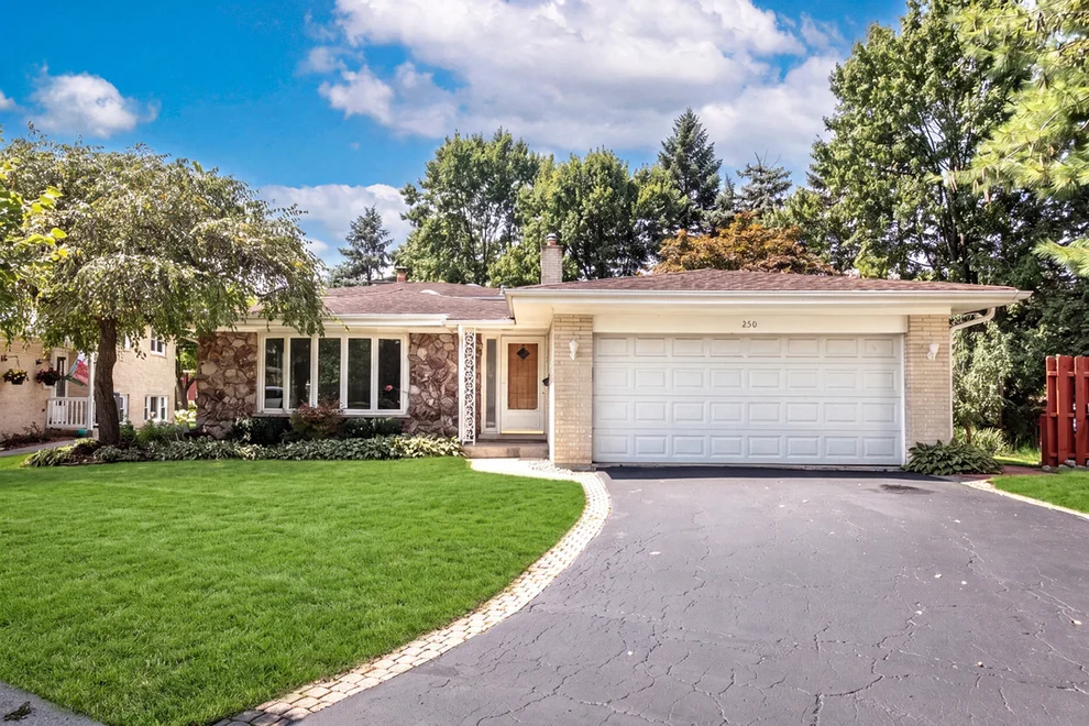 Unit for sale at 250 Shannon Court, Des Plaines, IL 60016