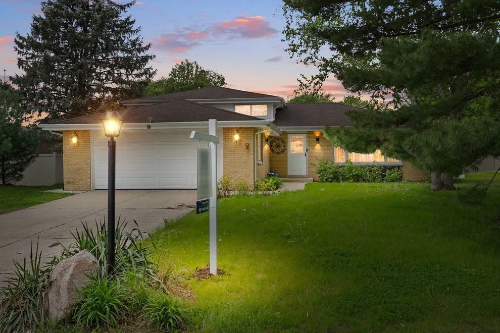 Unit for sale at 9S172 Cumnor Road, Downers Grove, IL 60516