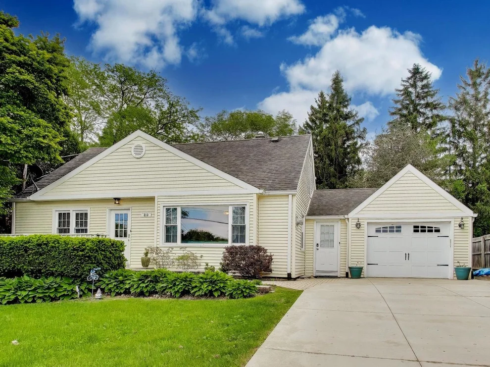 Unit for sale at 213 E Ellis Avenue, Libertyville, IL 60048