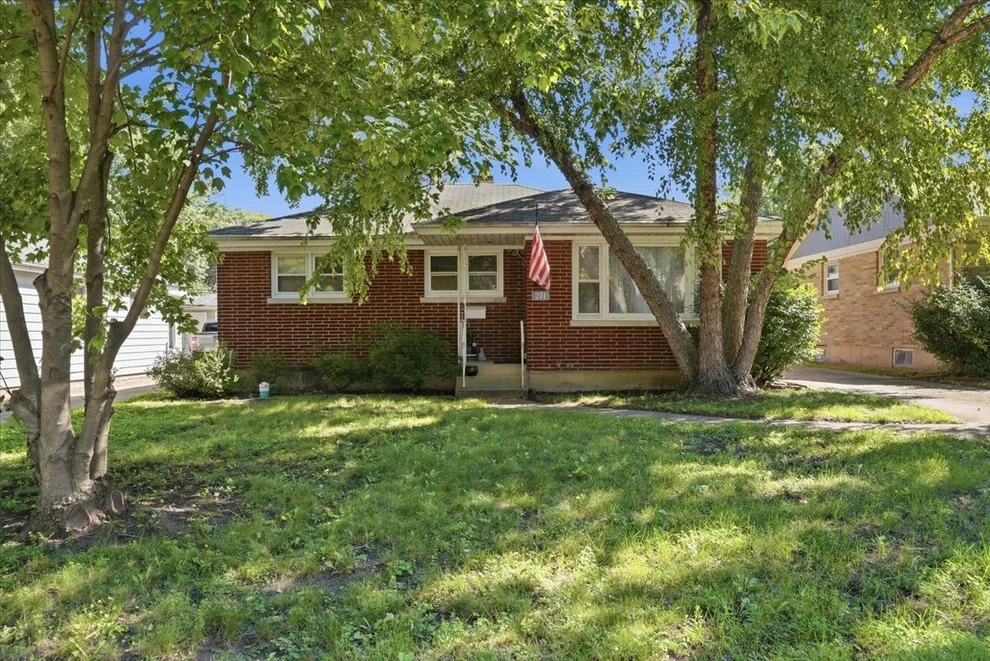 Unit for sale at 271 Dalton Avenue, Mundelein, IL 60060