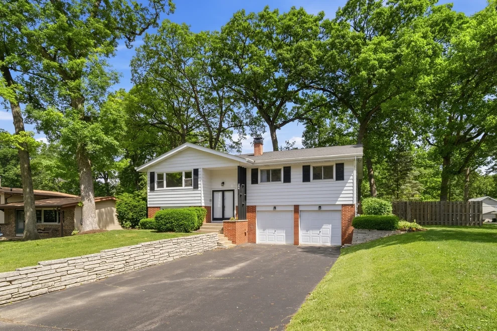 Unit for sale at 254 Dunbar Road, Mundelein, IL 60060