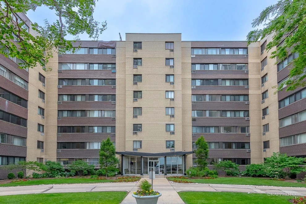 Unit for sale at 6300 N Sheridan Road, Chicago, IL 60660