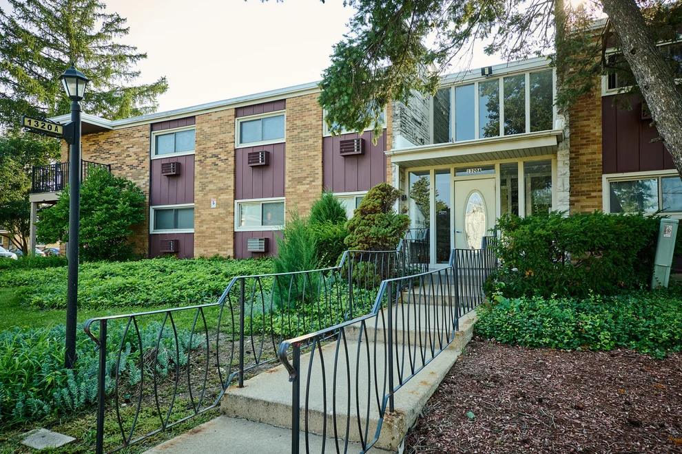 Unit for sale at 1320A Lore Lane, Lombard, IL 60148