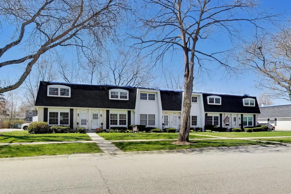 Unit for sale at 845 Country Club Drive, Libertyville, IL 60048