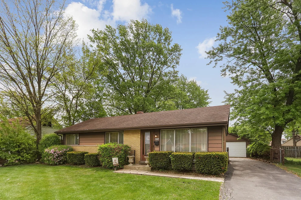 Unit for sale at 7025 Saratoga Drive, Bridgeview, IL 60455