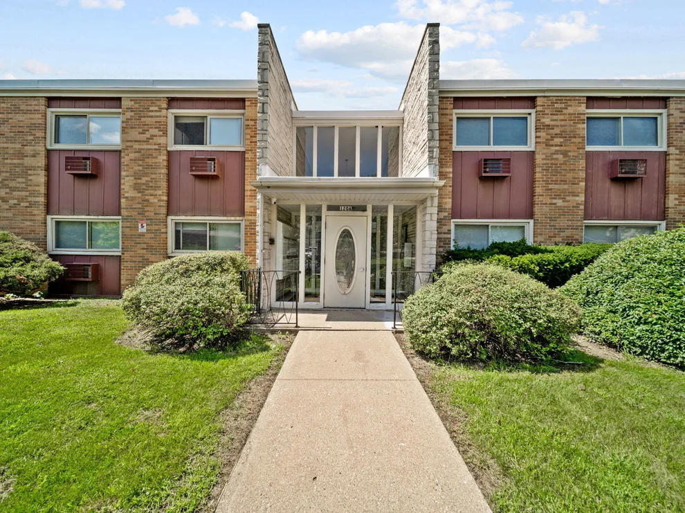 Unit for sale at 120 Collen Drive, Lombard, IL 60148