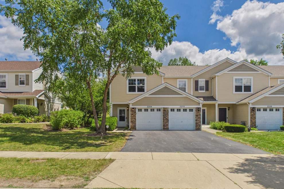 Unit for sale at 2254 Flagstone Lane, Carpentersville, IL 60110