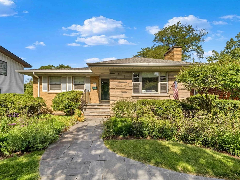 Unit for sale at 202 Latrobe Avenue, Northfield, IL 60093