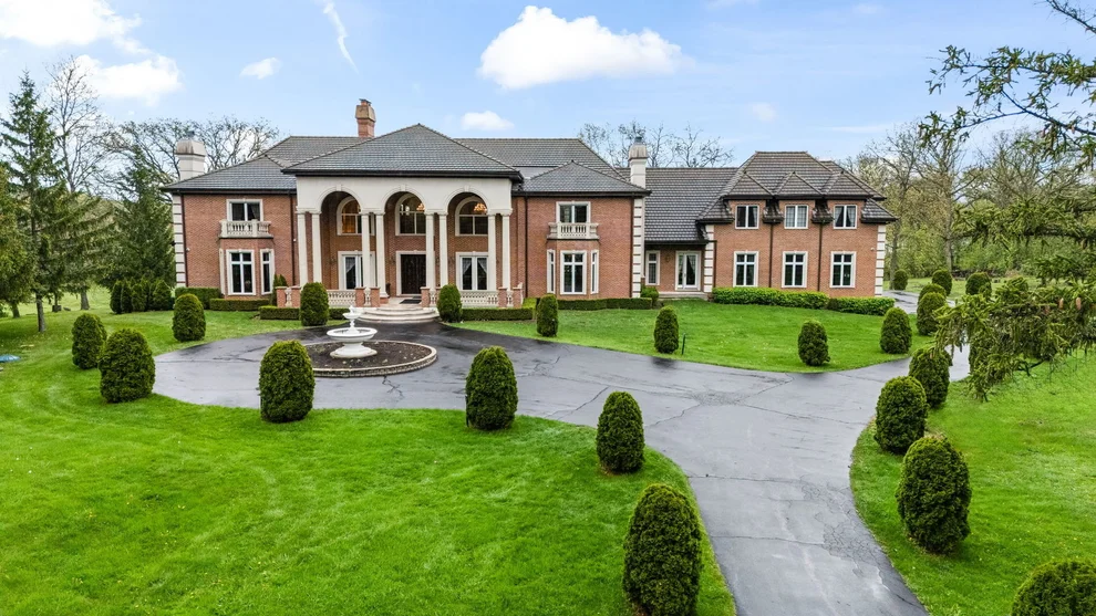 Unit for sale at 27147 N Chevy Chase Road, Mundelein, IL 60060