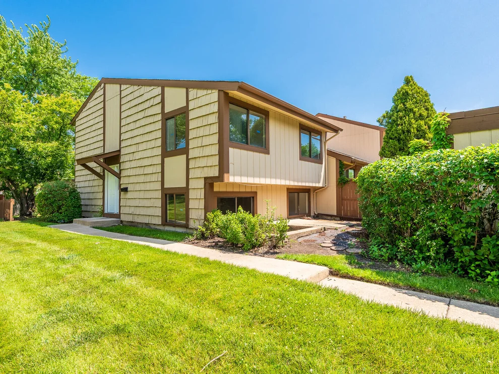 Unit for sale at 800 Shawnee Trail, Roselle, IL 60172