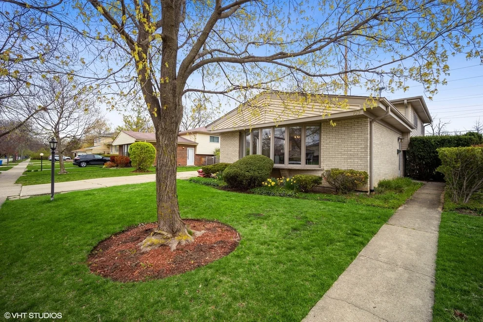 Unit for sale at 757 Barberry Road, Highland Park, IL 60035