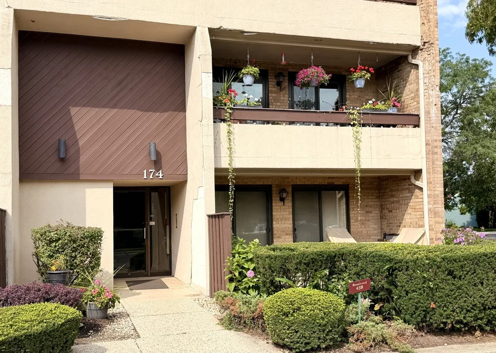 Unit for sale at 174 E Springbrook Drive, Bloomingdale, IL 60108