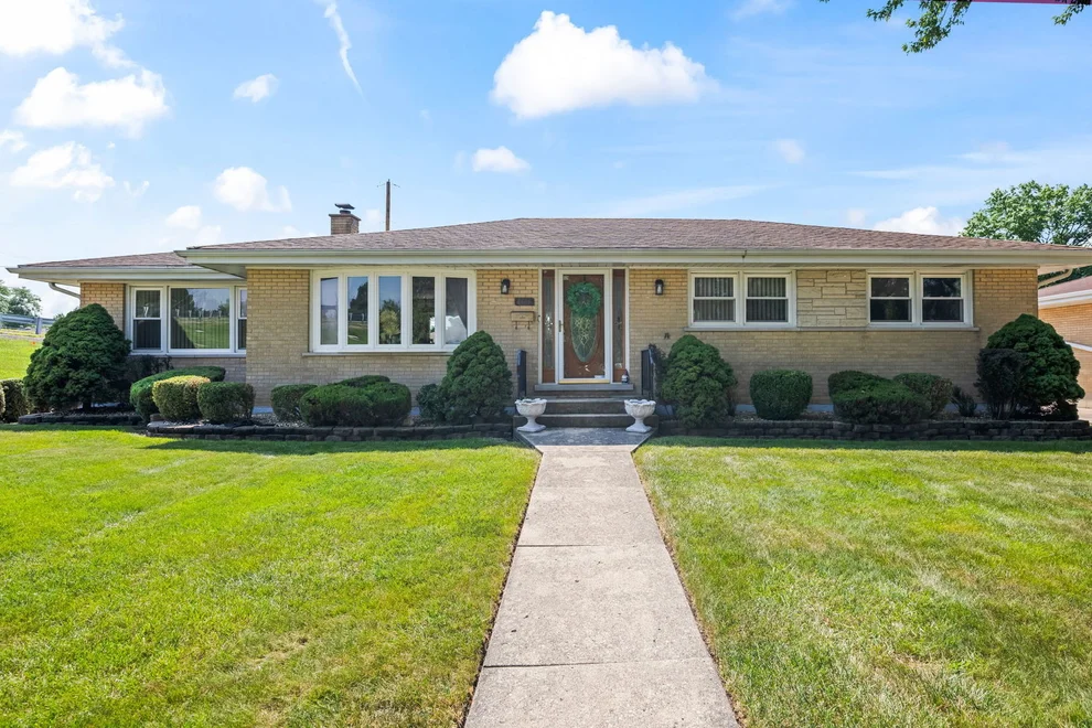 Unit for sale at 603 W Saint Aubin Drive, Addison, IL 60101