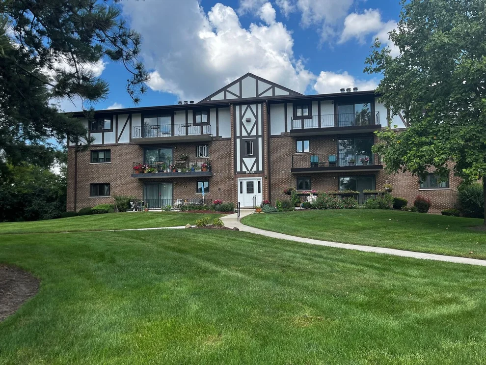 Unit for sale at 11018 Theresa Circle, Palos Hills, IL 60465