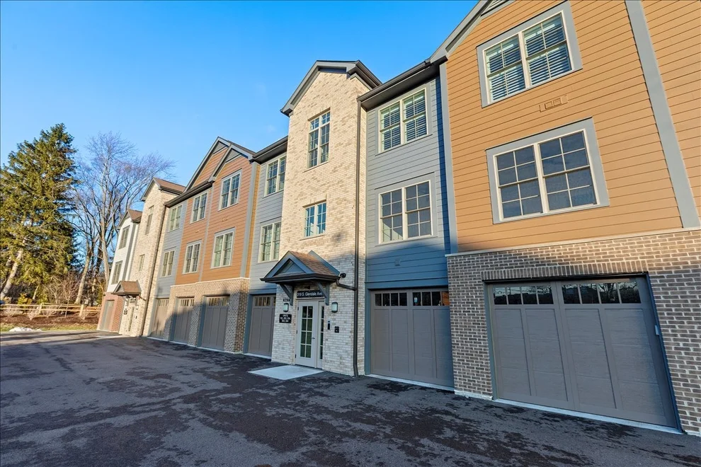 Unit for sale at 319 S Glendale Avenue, Barrington, IL 60010