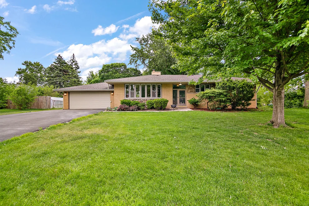 Unit for sale at 9225 S 86th Avenue, Hickory Hills, IL 60457