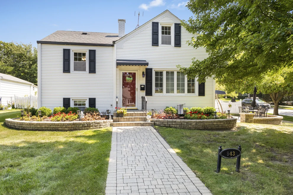 Unit for sale at 943 S Charlotte Street, Lombard, IL 60148