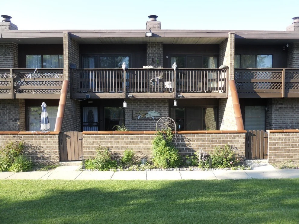 Unit for sale at 108 Kenneth Circle, Elgin, IL 60120