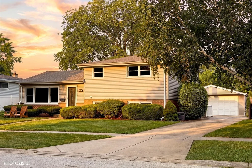 Unit for sale at 148 Jeffery Lane, Des Plaines, IL 60018