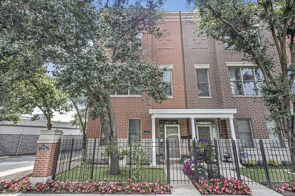 Unit for sale at 4012 N Clark Street, Chicago, IL 60613