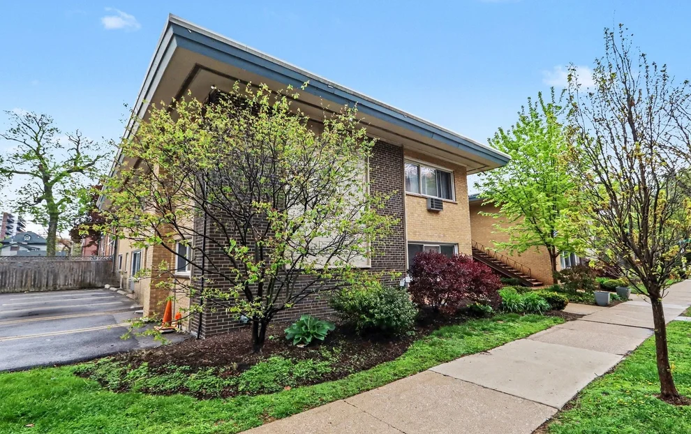 Unit for sale at 135 S Kenilworth Avenue, Oak Park, IL 60302