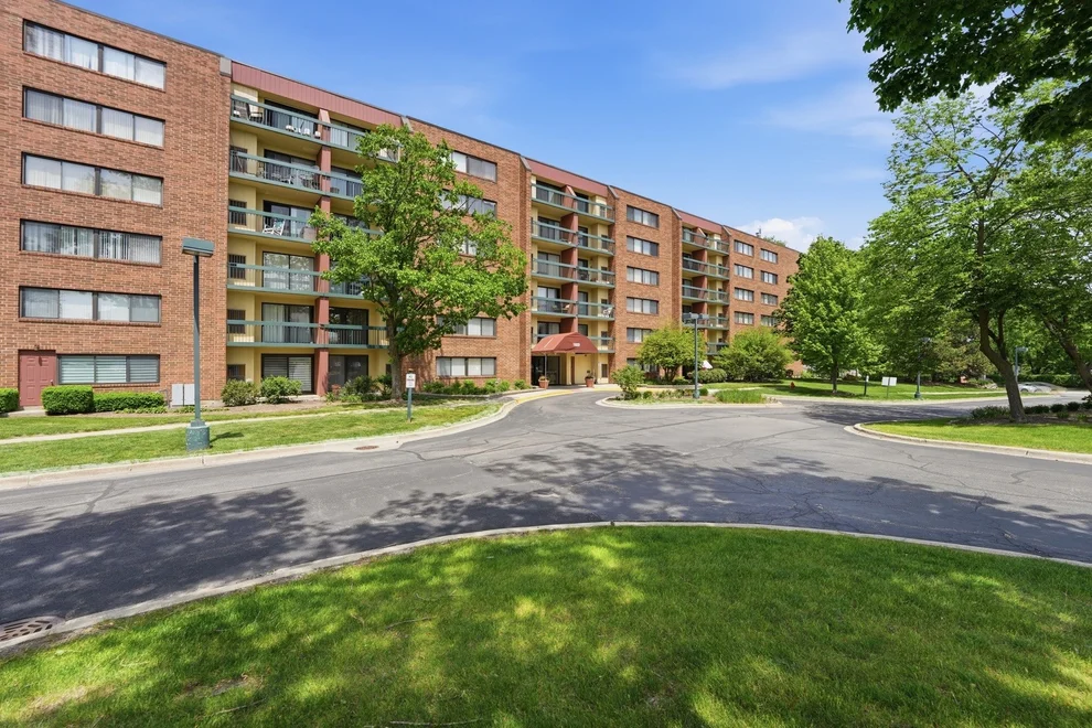 Unit for sale at 1800 Huntington Boulevard, Hoffman Estates, IL 60169