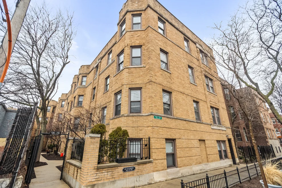 Unit for sale at 734 W BARRY Avenue, Chicago, IL 60657