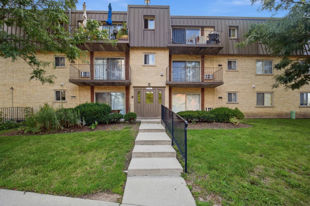 Unit for sale at 573 Fairway View Drive, Wheeling, IL 60090