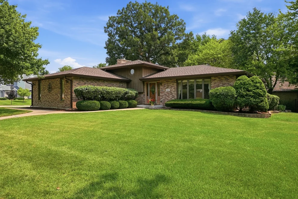 Unit for sale at 800 Ravinia Drive, Shorewood, IL 60404