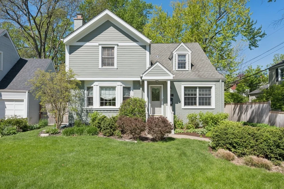 Unit for sale at 346 Lagoon Drive, Northfield, IL 60093